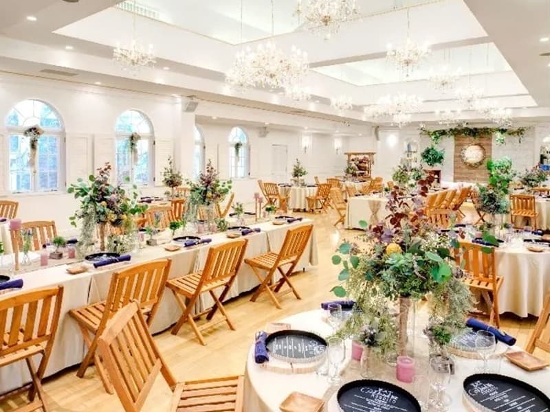 【着席１00名　立食8０名可能】
プライベートガーデンも会場に隣接しており
明るい雰囲気で、ご希望の会を行っていただけます