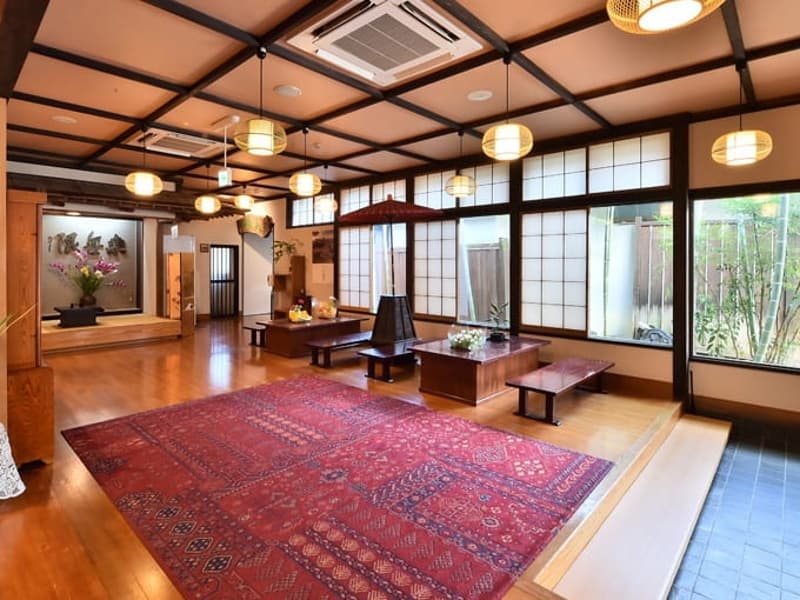 本館「陶然閣」も、離れ「美松亭」も、廊下は畳敷き。湯上がり足袋の足裏に心地よい感触が伝わります。竹林を望むロビーも、落ち着きに満たされる空間。こちらも足袋や素足で。