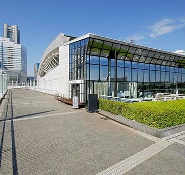 店舗の周りはゆったりとした遊歩道となっております。
横浜港の開放感が楽しめます。