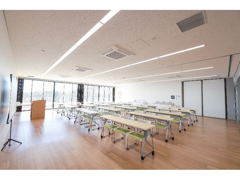 中研修室（1F）：2部屋
定員：70名（35名ずつに分割可能。体育館側から中研修室①＋②で1室、③と④で1室）
1部屋サイズ：10.62m × 12.9m=137.69㎡　高さ2.4m
冷暖房完備、鏡あり