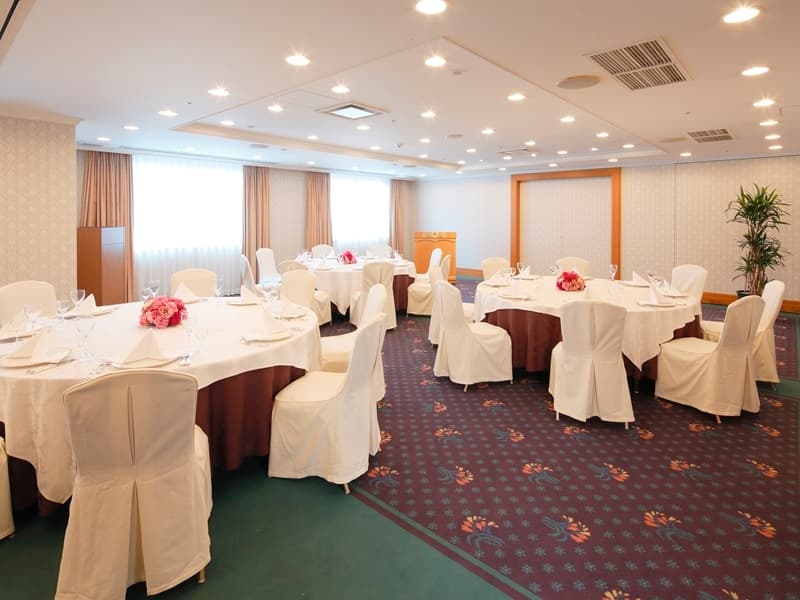 ５階「フリージア」の間（会食）

着席スタイルで40名様、立食スタイルのパーティで50名様まで収容可能でございます。宴会場を３分割でご利用いただけます。