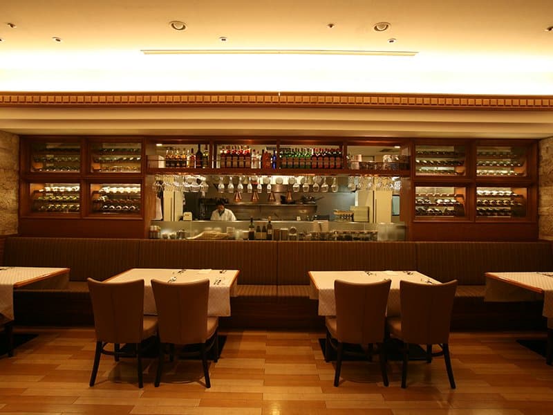 １Ｆ「Restaurant Garden」：店内
夜になると、お昼とは違ったシックな雰囲気の店内。 
ゆっくりお寛ぎ下さいませ。 