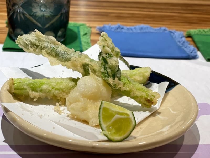 旬のお野菜をふっくらと揚げた天ぷら。軽やかな仕上がりで、素材本来のみずみずしい甘みをお楽しみいただけます。