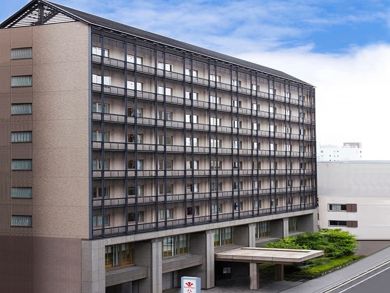地下鉄烏丸線と地下鉄東西線が交差する「烏丸御池駅」より徒歩約2分のベストアクセス！「ハートンホテル京都」の中にございます。