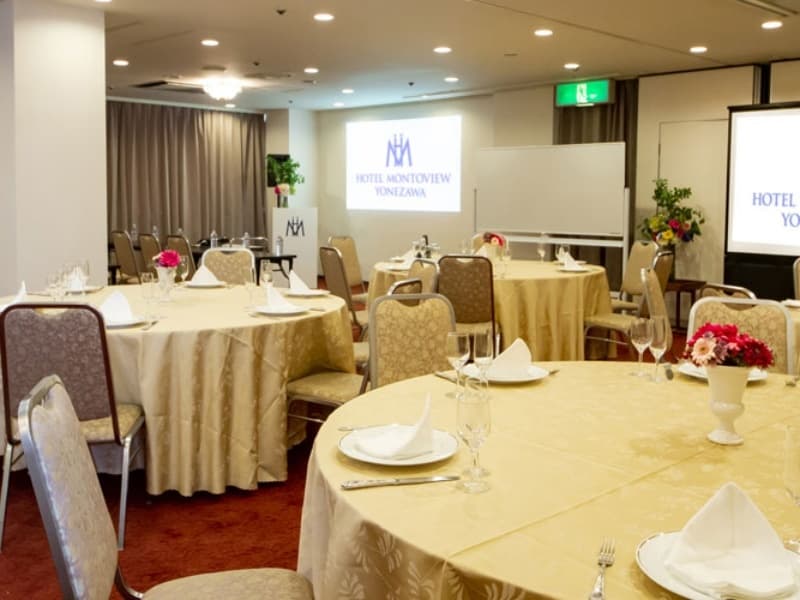 9F 宴会場 『飯豊』・『斜平』
少人数から中規模まで対応する多目的宴会・会議会場です。
収容人数：立食50名／着席70名（シアター形式40名・スクール形式42名）