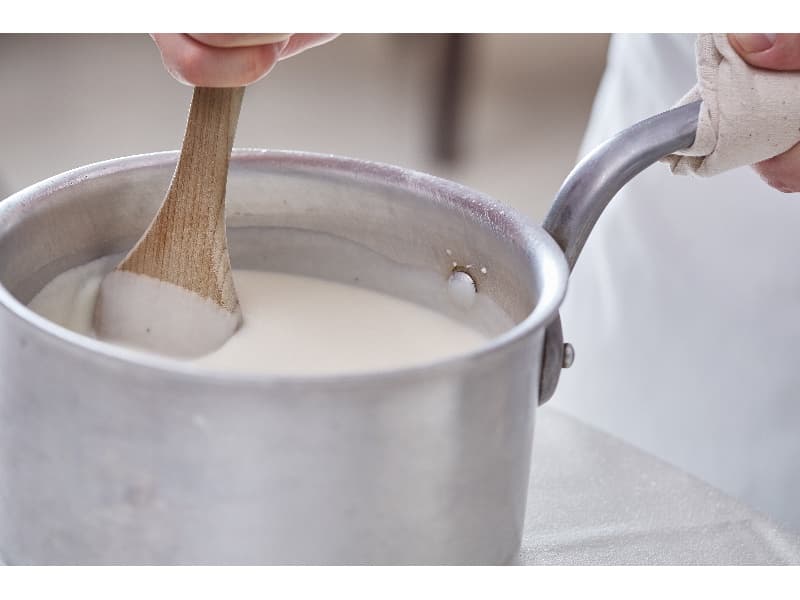 当日のお料理の為に仕込みには時間をかけて