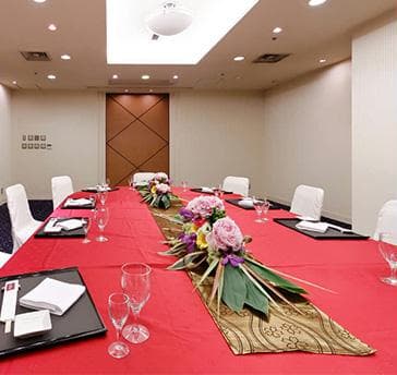 宴会場【月】
面積：57㎡
会議シアター形式：56名
会議スクール形式：24名
宴会立食：30名
宴会着席：24名
20名様程度の少人数での会議や商談会などに最適な宴会場です。