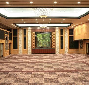 5F中宴会場「ローズルーム」
面積：493 m²（150 坪）
壁にはモネの「睡蓮」（レプリカ）を飾った、温かみあふれるエレガントな空間です。着席で最大210 名様までご列席いただけます。