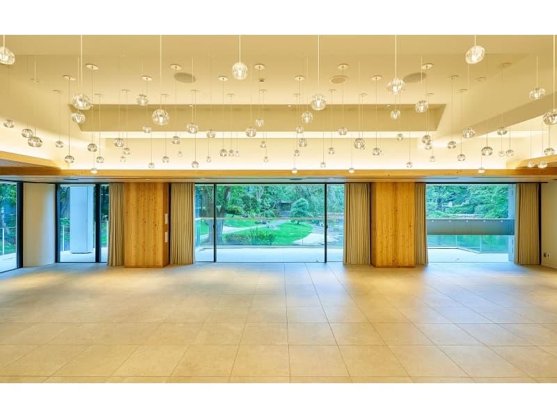1F『神楽/かぐら』
会場にいながら四季折々の表情を楽しめる1万坪の日本庭園と一体となった美空間。
都会の喧騒を忘れごゆっくりお寛ぎいただけます。
『玉響/たまゆら』とあわせて1フロア貸し切りも可能。
正餐：63名　立食：70名
スクール：72名　シアター：100名