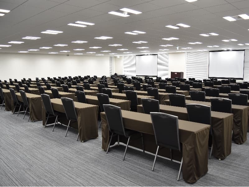 最大252名収容の 大型ホール含む全9室。
会議や研修、セミナーに おすすめなハイスペック イベント会場。