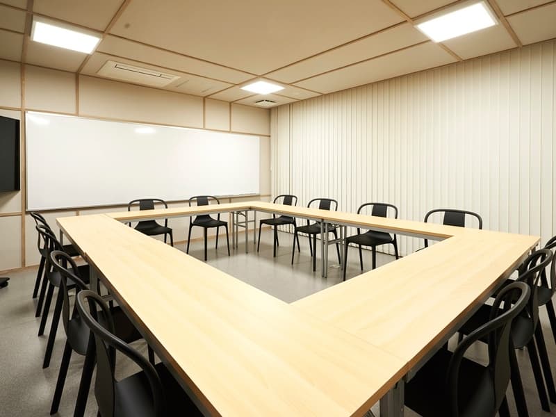 ■マルチルーム『ロの字形式』
報告会、定例会議等にお勧めです。
最大収容人数は18名様までとなります。
大型モニターを利用してのWEB会議、ホワイトボードも完備しており使用料は会場費に含んでおります。