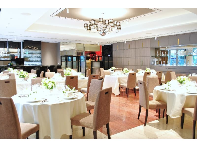 グレージュを基調としたダイニングは、柱など遮るものがなく全席を見渡せるので、雰囲気も良く、緑に囲まれた開放感あふれるテラス、そして駅直結のホテル内にあるため絶好のロケーションというのもポイントです。