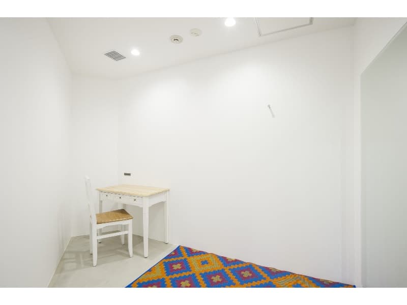 個室控室もプラン料金内にてご利用可能！
全身鏡や机も備え付けになっておりますのでサプライズゲストさまやスタッフさまの待機場にお使いください。