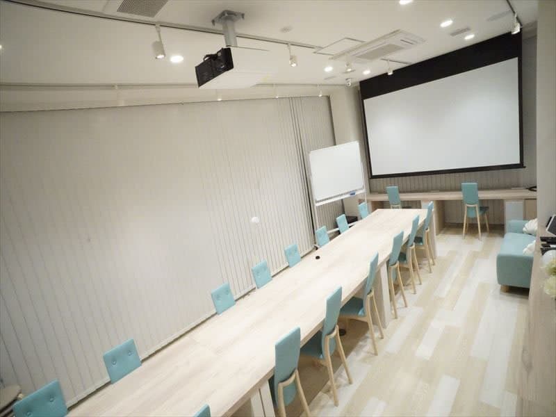 向かい合わせの基本レイアウトでプロジェクターを使用（オプション）すると、会場前方の120インチスクリーンと後方の65インチモニターの両方で映像を共有する事が可能！
スマホの画面をミラーリングする事も出来ます！！