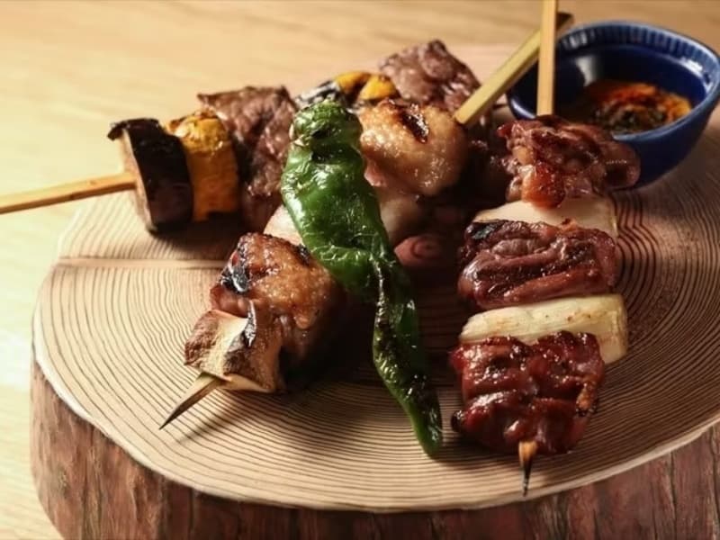 【お料理（例）】
厳選肉の溶岩グリル＜LAVAROCK＞
当店のイチオシメニューは溶岩石（LAVAROCK）で仕上げたジューシーなグリル料理をご堪能ください。
