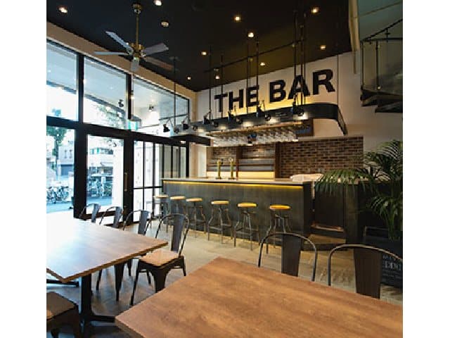 バーエリア
店舗入口付近にはバーカウンターがございます。ヨーロッパの街角にあるお洒落なカフェ・バーを思わせる、シックでお洒落な空間。
※飲み放題付きコースではスタッフが常駐し、お客様へ飲み物をご提供します。