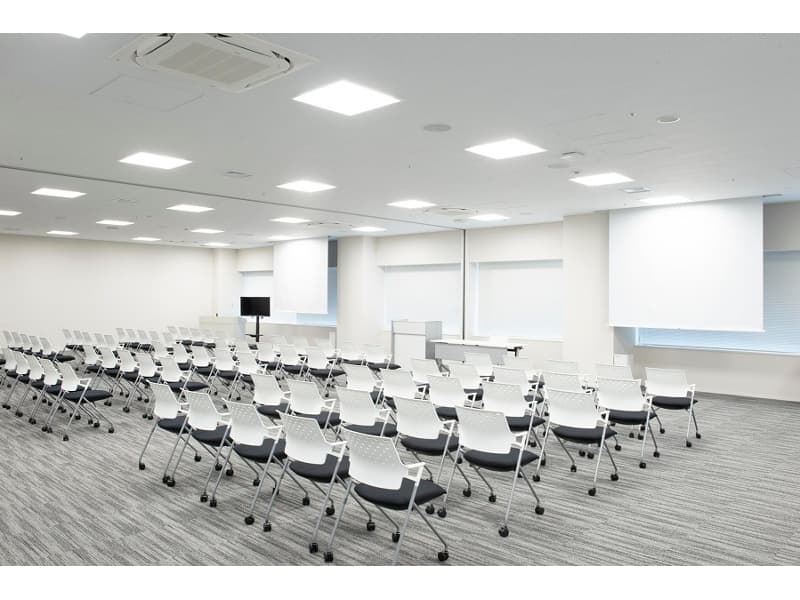 ●研修室B（2室連結） ▶最大2室連結して利用でき、十分な間隔の確保しての研修を実施可能です。
標準的な研修機材をセット（音響設備、プロジェクタ、ホワイトボード、DVDプレイヤー、指示棒等）しています。