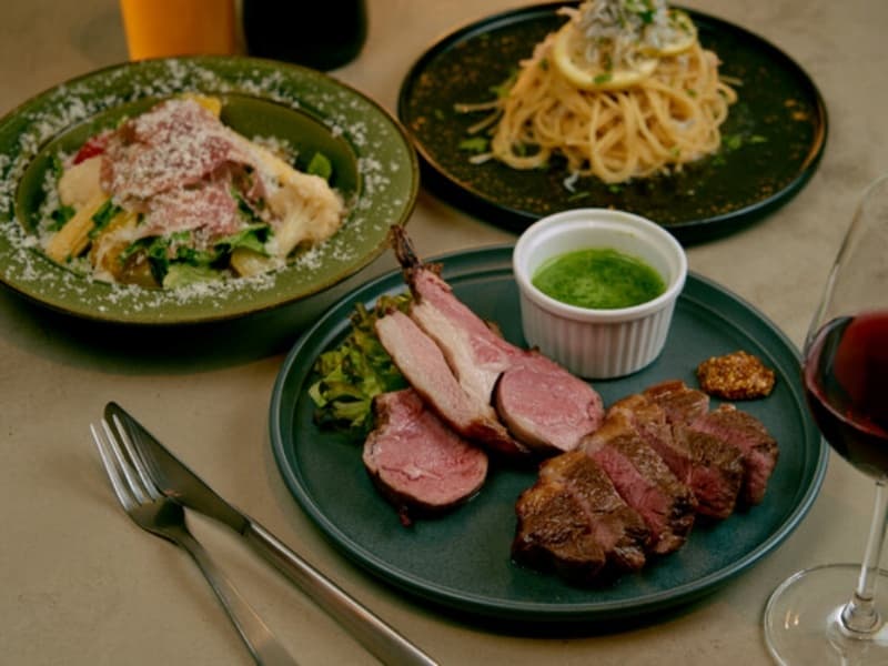 香ばしい肉料理はワインとも相性抜群