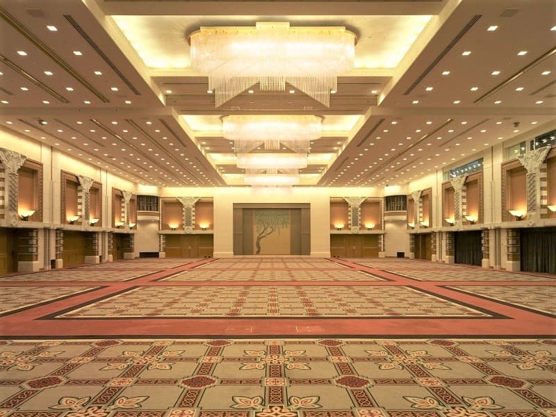 3階 孔雀の間
・面積：1,665m²　　天井高：7.8m
・カクテルブフェ：1,500、着席ブフェ：560名、正餐：750名、シアター：1,200名、スクール：740名