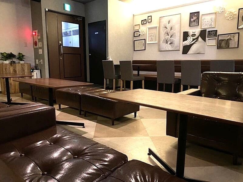 【会場】
壁一面にアートが施されたアーティスティックな空間が広がります。
