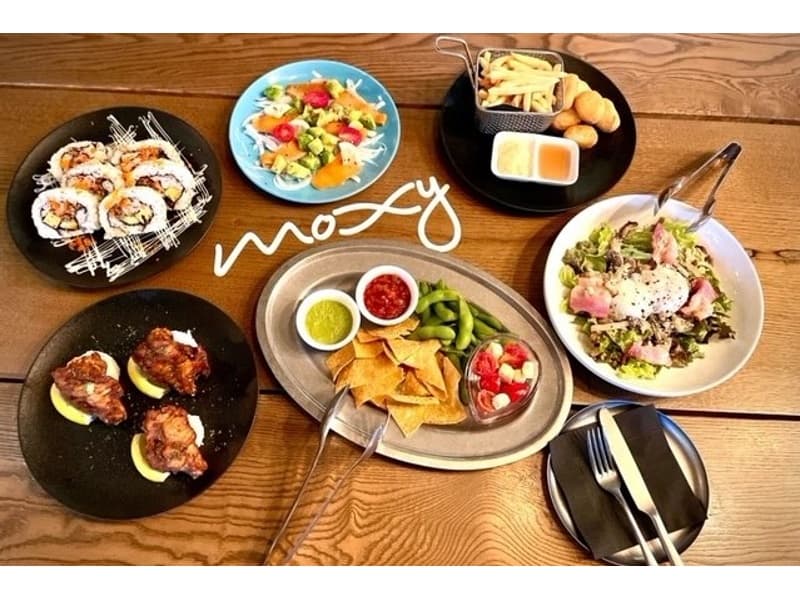 パーティープランお食事サンプル：
前菜3種盛り、ベーコンときのこのシーザーサラダ、サーモンとアボカドのカルパッチョ、手羽元の黒胡椒炙り焼き、フィッシュ&チップス