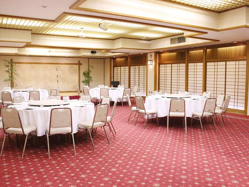 本館３階　蓬莱の間
中宴会場として会議・懇親会等にてご利用頂けます。
使用用途により、２０～８０名様位まで可能です。