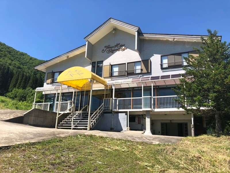 【外観】
玉姫高原ロッジの外観になります。「ひだ流葉スキー場」、ゲレンデの中心に立地しているため、まわりを気にせずご宿泊いただけます。冬シーズンでは目の前がゲレンデのためリフトまでの移動もスムーズです。
