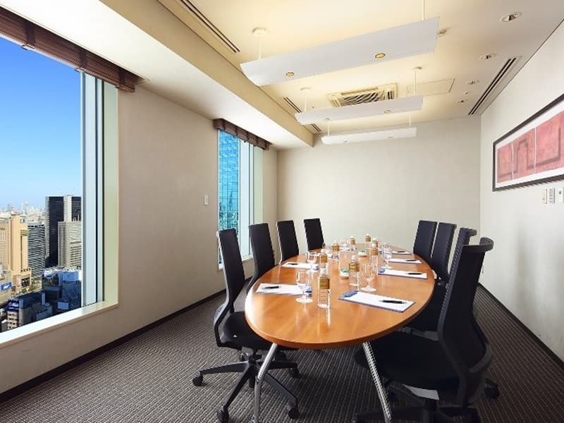 26F ミーティングルームAB
オーバル(楕円形)のテーブル(固定)の会議室です。
50型のモニターが常設です。