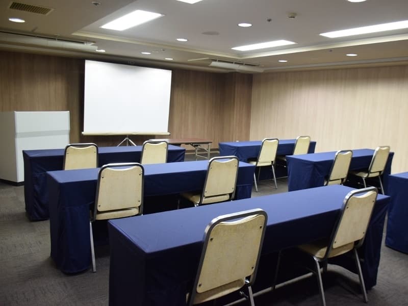 ＜会場　桔梗＞コンパクトながら様々な形式に対応できます。牡丹の間・菖蒲の間と合わせた分科会形式での研修としても機能的です。
