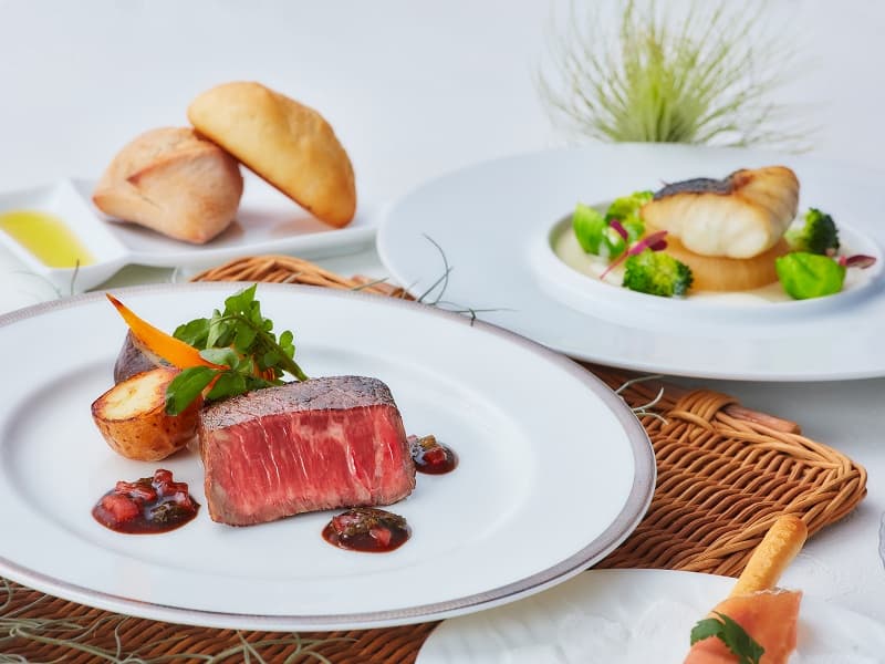 【特選牛のメイン】国産牛を使用するシェフ厳選の肉料理はゲストへの最高のおもてなし。役員会議後の会食や、大切な取引先を招く記念祝賀会に、心満たされる美食体験をお届けします。※写真はイメージです 
