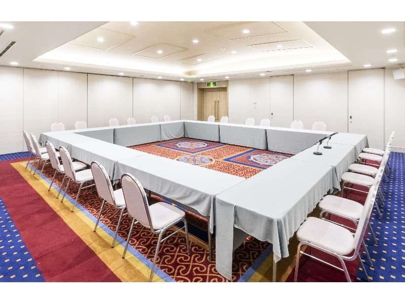 【豊明】
少人数での会議や打ち合わせに最適です。落ち着いた雰囲気と機能的なレイアウトで効率的な会議運営をサポートします。