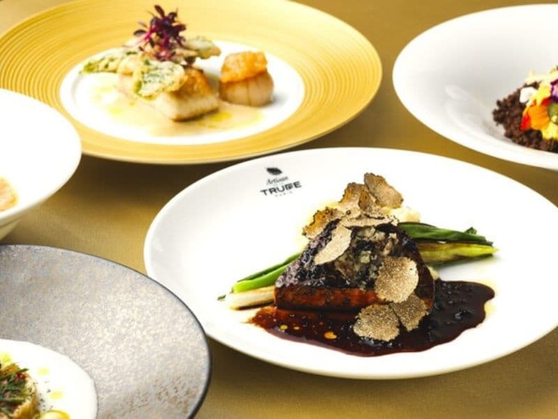 着席でのトリュフ料理