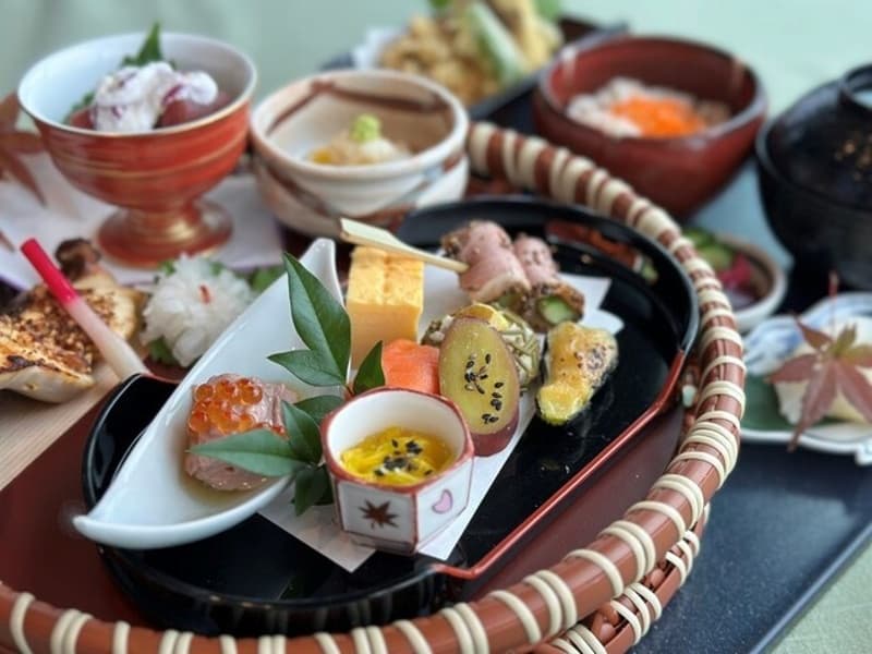 全国から仕入れた新鮮な海の幸、厳選した野菜やお肉をふんだんに使った和食の数々をお楽しみいただけます。