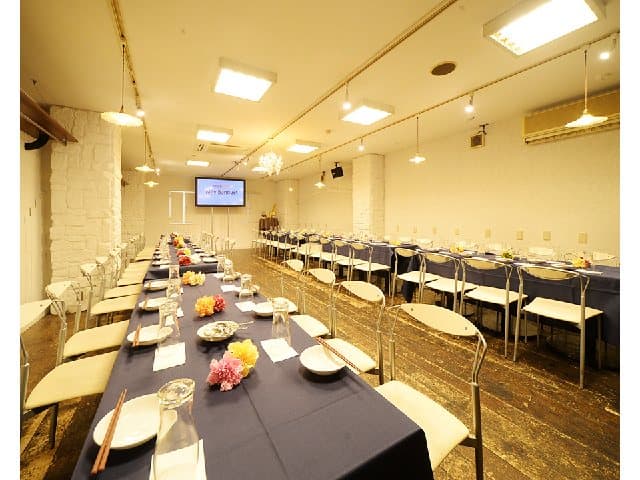 【設備充実の完全貸切可能なパーティーフロア】
◆会社の懇親会や結婚式の二次会、歓送迎会やイベントパーティーまで様々なシーンに最適♪
◆大型モニター＆プロジェクター♪マイク♪各種☆音響設備♪DJブース♪ピアノまで全て完全無料★です。