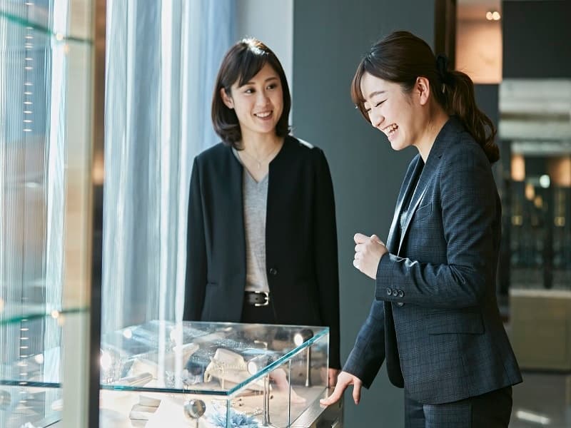 【展示会としても最適な会場】
社内に会場装飾の専門部署を持つ当社。シャンデリアや豪華な調度品をインテリアとして備えつけています。
そんな当館は、展示会としてもぴったり。
アクセサリーや服飾などの展示会場としてご利用いただけます。