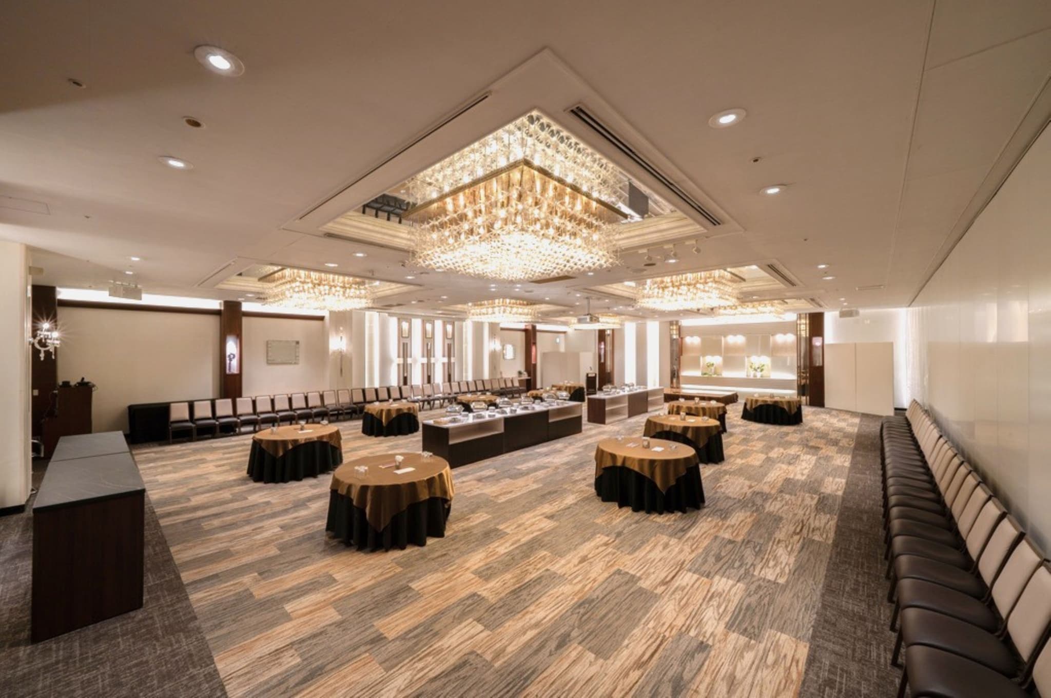 【カルロ】
面積：287㎡
立食：200名
着席：180名
スクール：180名 
シアター：330名
ロの字：90名