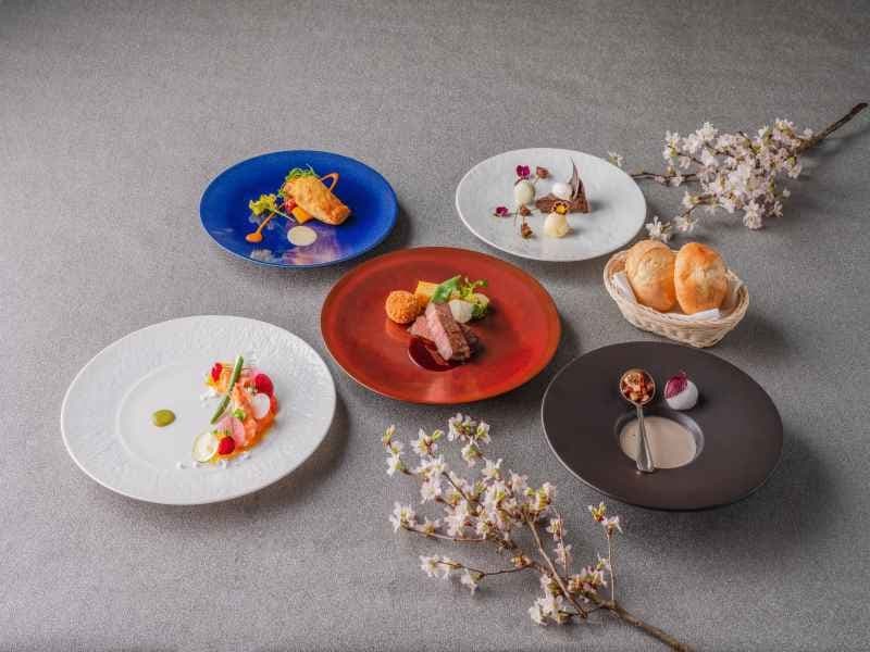 当日は、五感で楽しむできたてのお料理をオープンキッチンより提供し、パーティを演出いたします。
お料理は、洋食コース料理・ブッフェ料理・大皿料理からお選びいただけます。