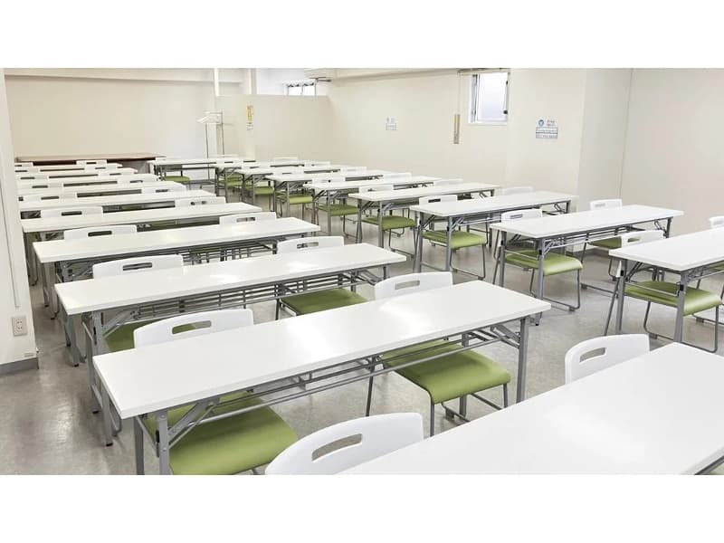 大型のエアコンも完備しております。
他の貸会議室様ですとエアコンの利用料金は別途徴収するケースがございます。
もちろん無料でご利用いただけます。