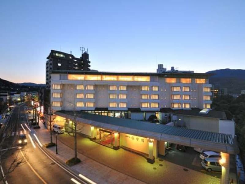 ホテル外観。伊東駅より徒歩１０分。道路渡ると目の前にはセブンイレブンがあるので判りやすい場所にあります。
