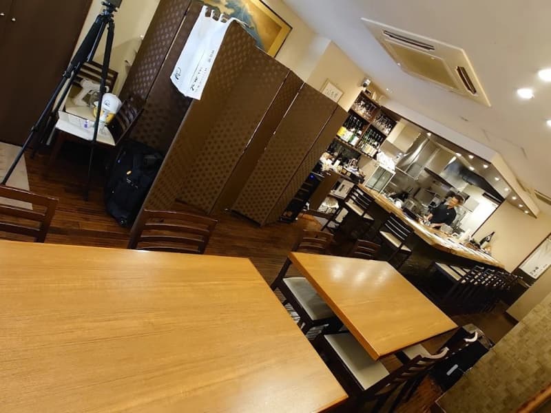 落ち着いた空間で少人数の会食や貸切宴会に、テーブル席のご用意もございます。