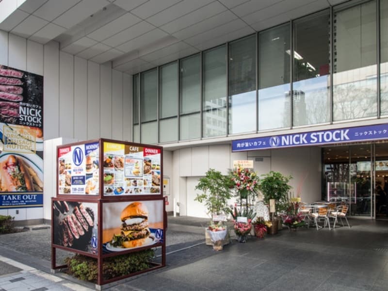 ランチからディナーまで楽しめるNICK STOCKの店舗外観