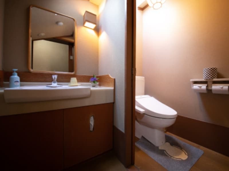 【お部屋（例）】
客室は、バス・トイレ付タイプとなしタイプがある