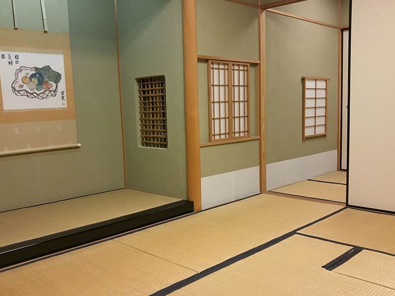【4階　茶室（霜松庵）】面積24㎡
お茶のおけいこに年間貸し切りも承ります。