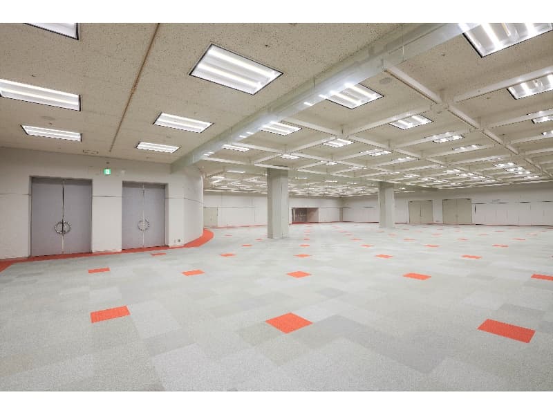 1階　Aホール　1007㎡　天井高4.5m(一部3.9m)　重量物(車両等)の展示、試験会場に最適。