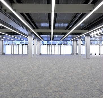■プリズムホール（会場）
《収容人数一例》
展示会　2,085名様、
シアター形式　1,200名様
スクール形式　1,000名様
立食ブッフェ　1,500名様
着席ブッフェ　670名様