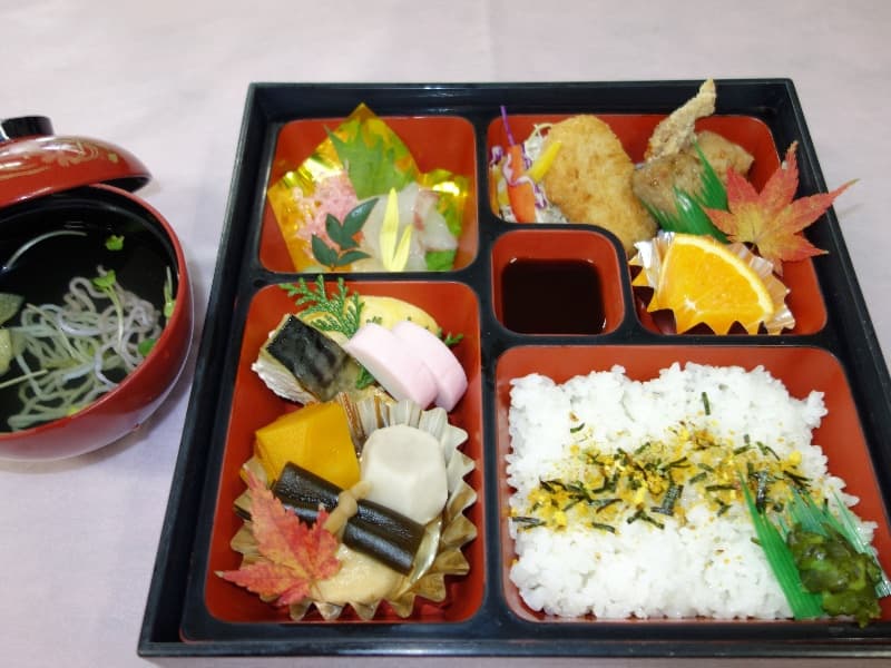 「幕の内弁当1,100円」
1,100円から、ご予算に応じてご準備いたします。
要予約