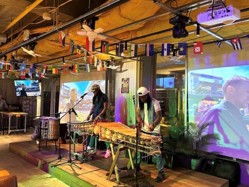 ジェンベやバラフォンなどのアフリカンミュージシャンによる生演奏。クラブ営業をしている金・土は、DJブース前のフロアで踊って歌ってワイワイ盛り上がること間違いなしです。