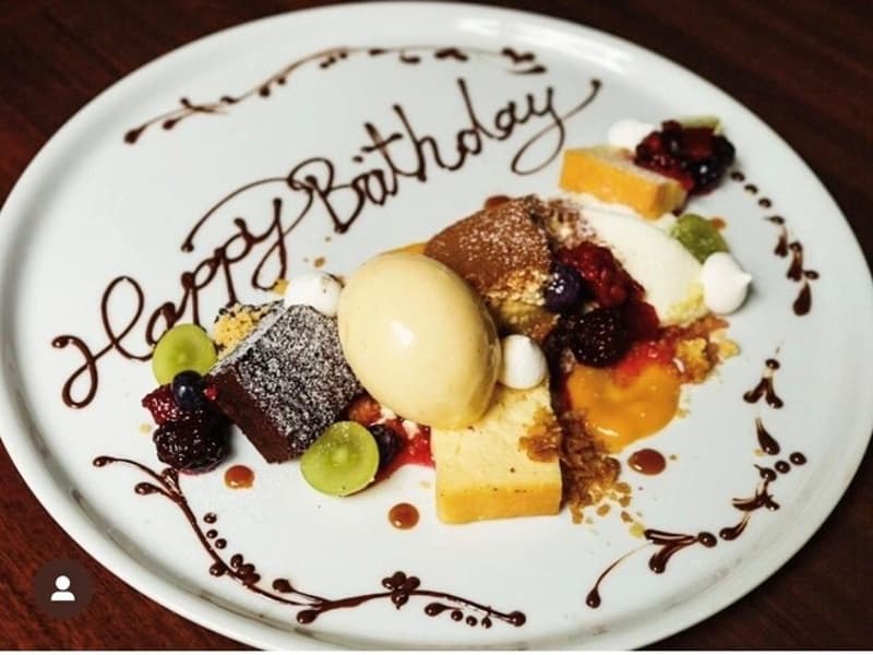 大切な方へのサプライズに！
デザートプレートにメッセージを添えたオリジナルプレートをご用意。
誕生日や記念日など特別な日の演出に、ぜひご活用ください。