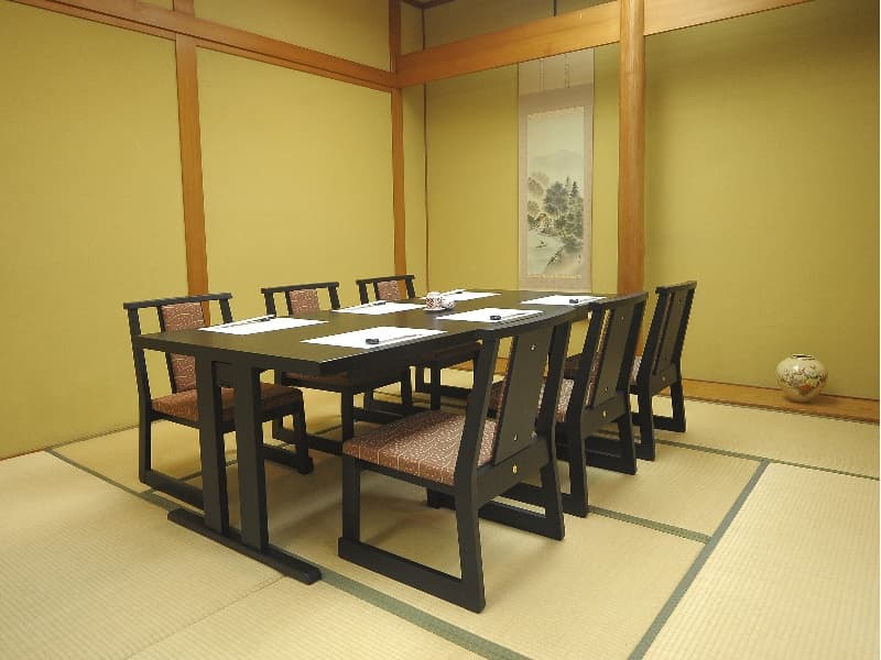 日本料理【みなと】個室一例

うなぎメニューをはじめとして、四季折々の旬の食材を味わえる日本料理が楽しめ、優雅なひと時をお過ごしいただける和食堂です。

昼食　11：30～14：30
夕食　14：30～21：30
※（状況により営業時間が変更になる場合がございます）