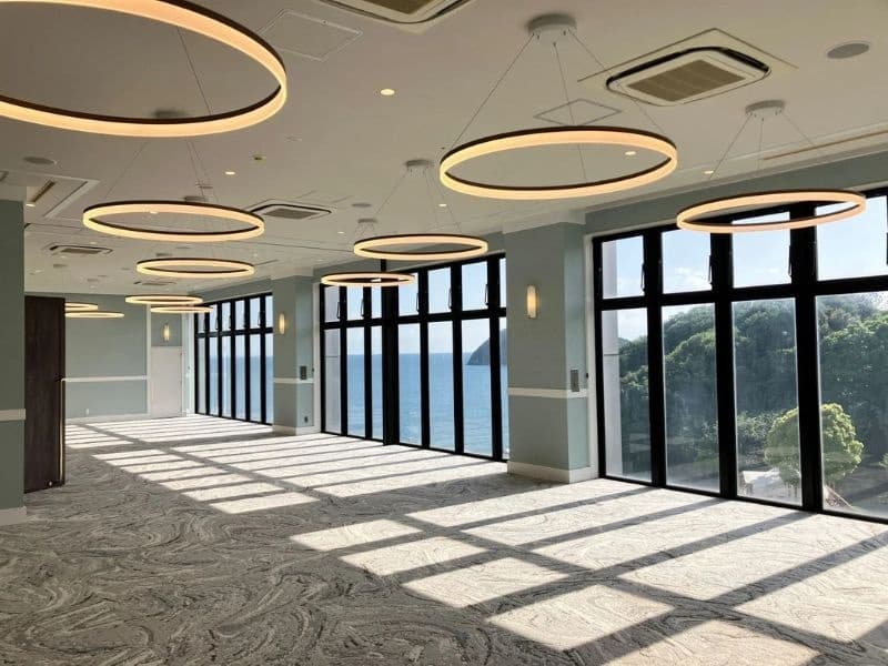 バンケットホール
会議や会合に、また展示会のお部屋としてご利用できます。